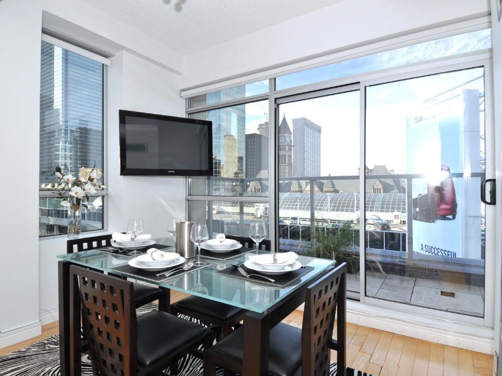 Yonge Suites Furnished Apartments Toronto Room photo